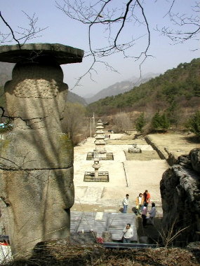 우리 나라에 남아 있는 석불 입상 중 유일하게 북쪽을 바라보고 있는 충주 미륵사터 미륵불. 불상은 월악산 송계 계곡을 멀찌감치 바라보고 있는데 저 아래 덕주사에서는 마애불이 남향한 채 이 미륵불을 바라보고 있다. 